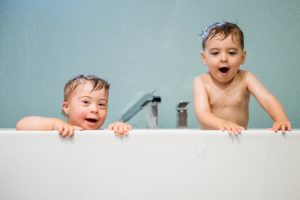 Sibling fun in bath tub GettyImages 1031620376
